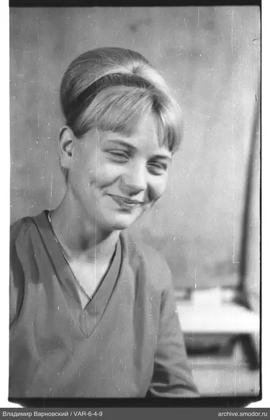 Porträt einer Frau mit Kette