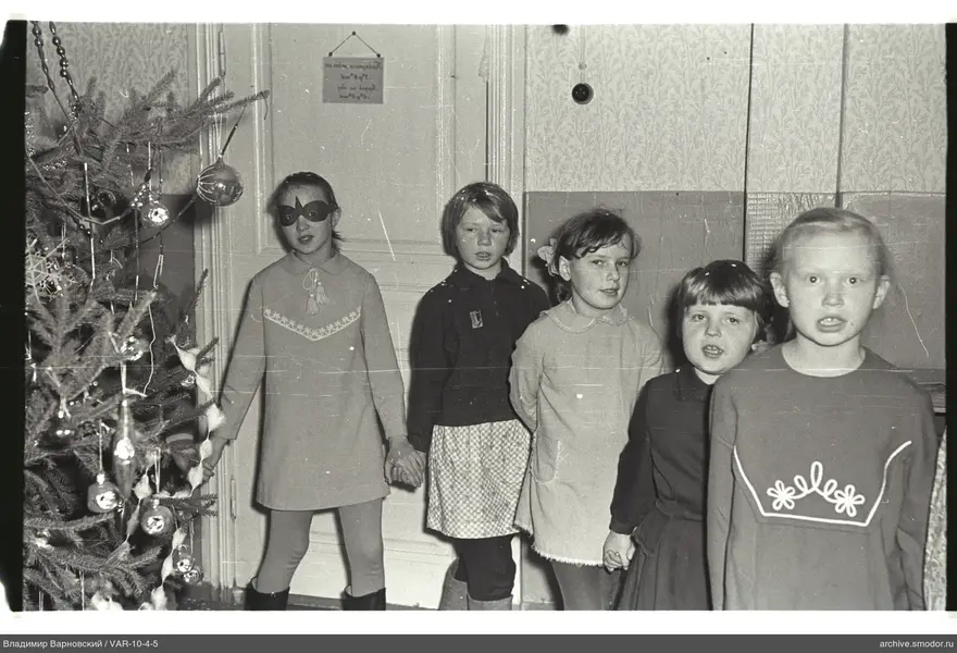 Gruppenporträt von Mädchen bei Weihnachtsbaum