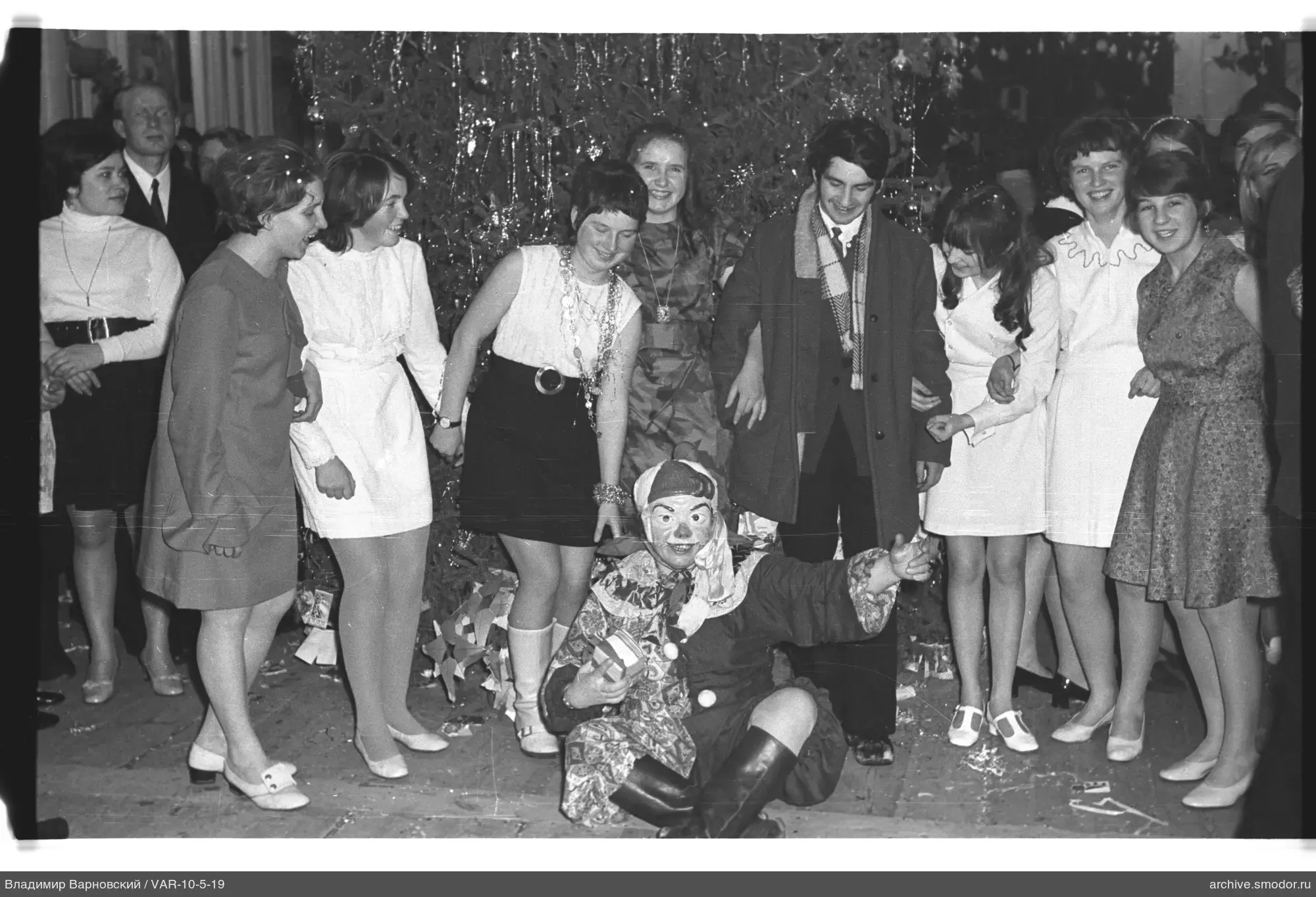 Gruppe mit Mann im Clownskostüm