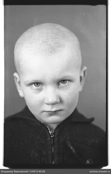Child's portrait with short haircut