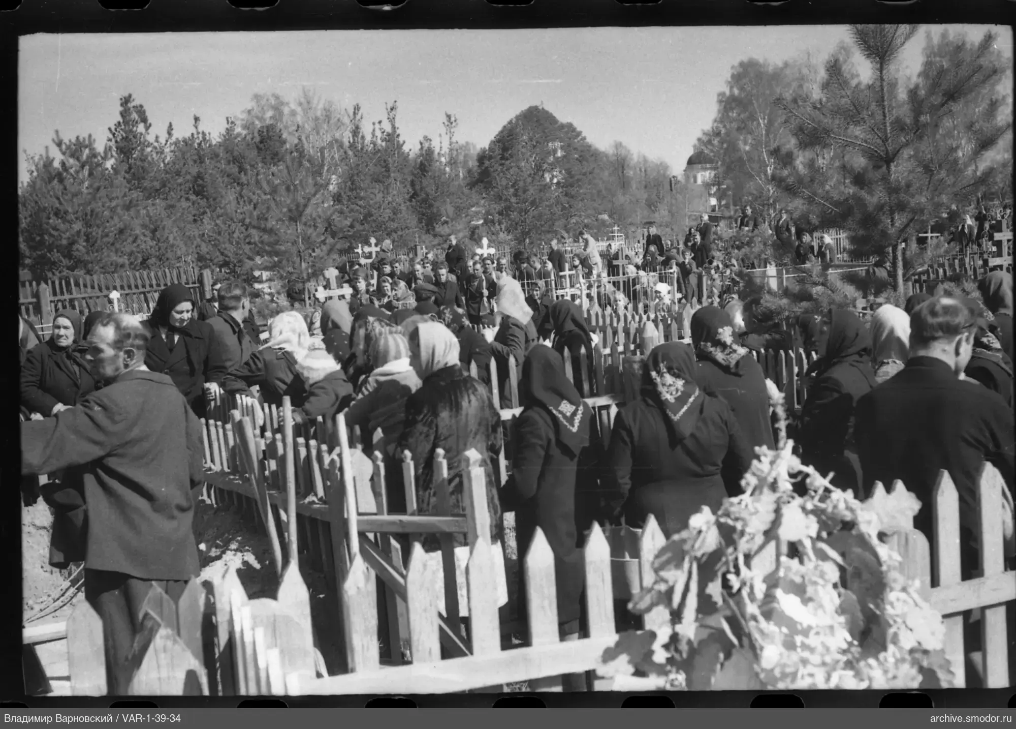 Menschen auf einem Friedhof