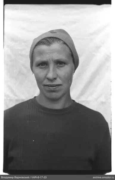 Porträt einer Frau mit Kopftuch und Pullover
