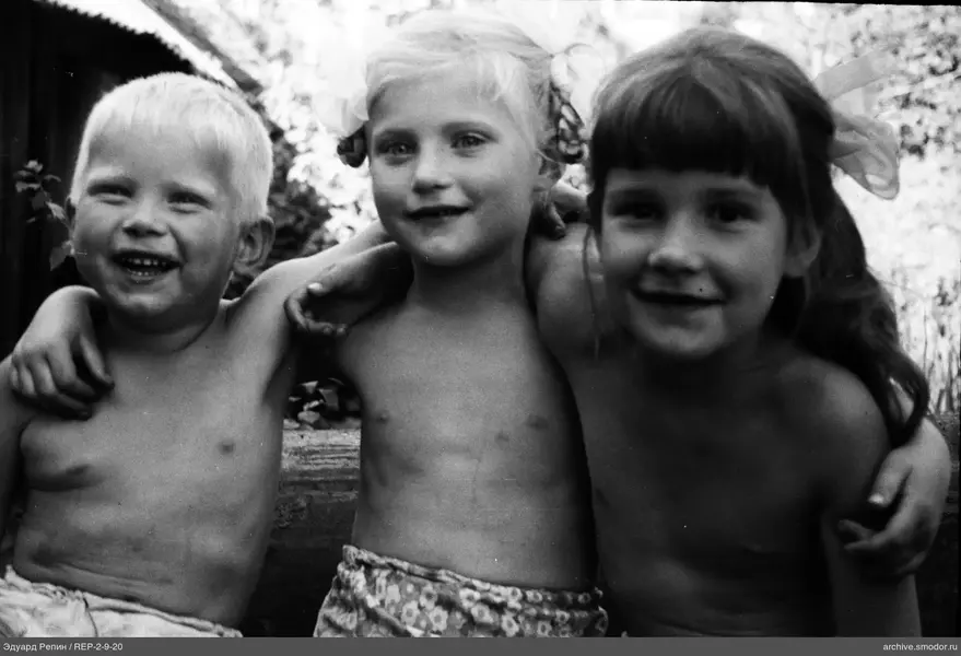 Gruppenporträt dreier Kinder