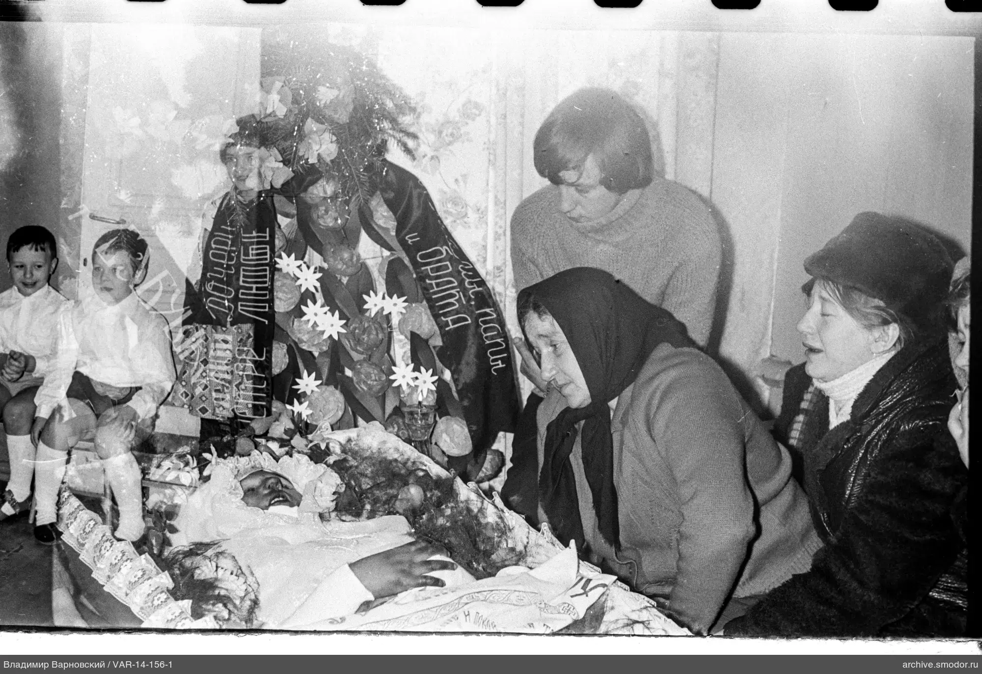 Beerdigungsszene mit Menschen und Blumen