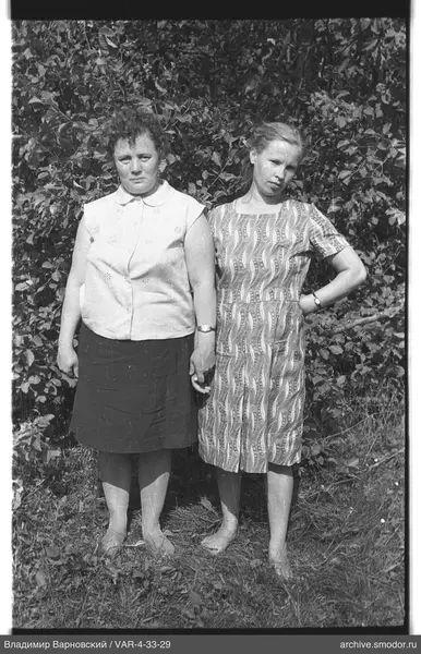 Zwei Frauen auf dem Gras