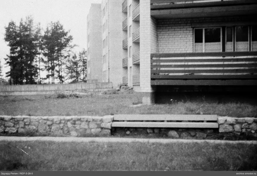 Teil eines Mehrstöckigen Backsteinhauses mit Bäumen