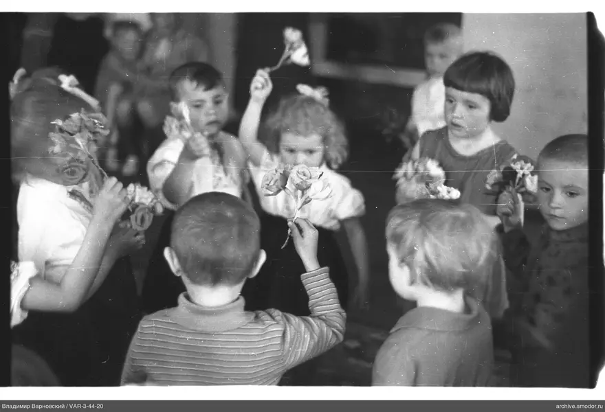 Gruppe von Kindern mit Blumen