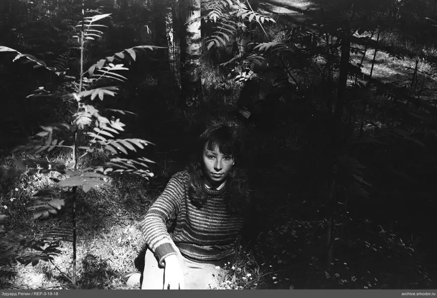 Frau im Wald auf dem Boden