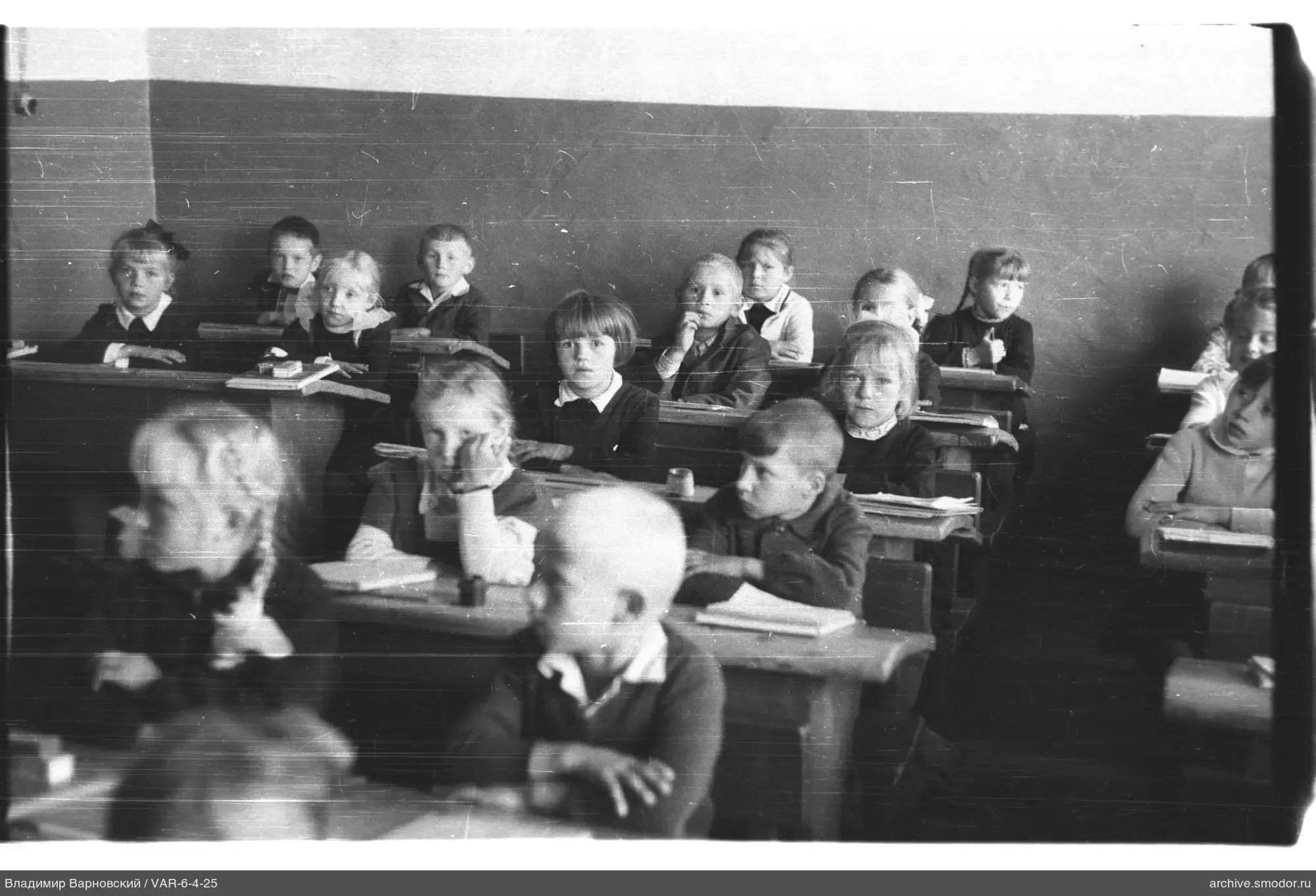 Gruppenporträt von Kindern im Klassenzimmer