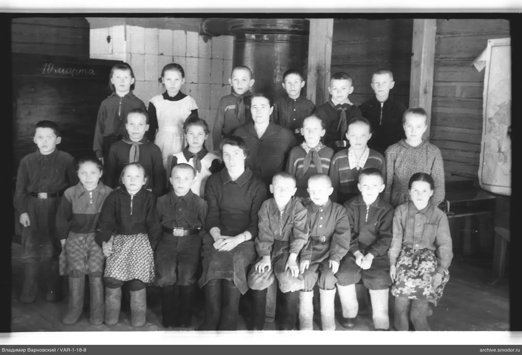 Gruppenporträt von Kindern und Frauen