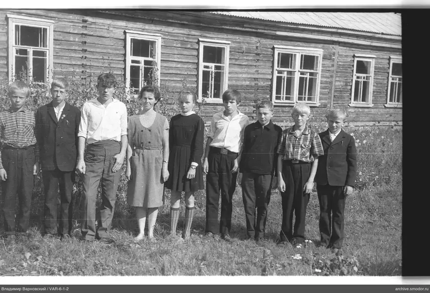 Gruppenporträt mit Frau und Jungen