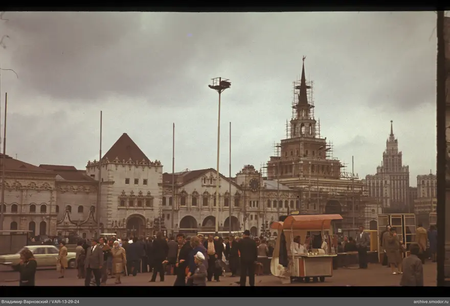 Stadtplatz mit Menschen und Gebäude
