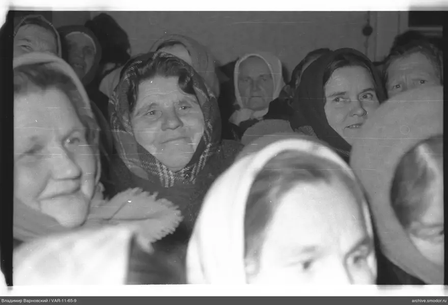Gruppenporträt von Frauen mit Kopftüchern