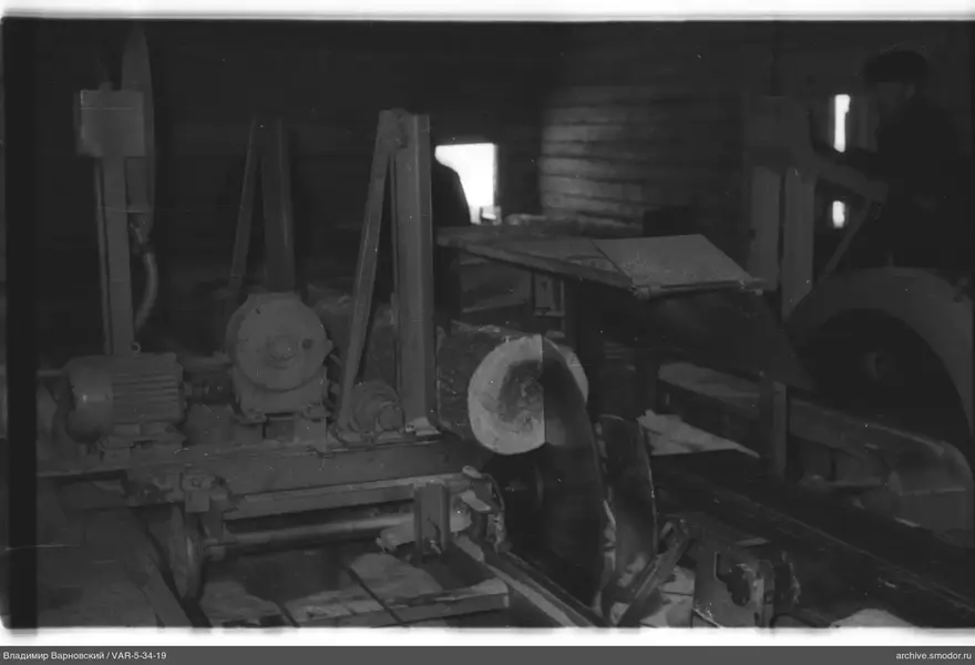 Holzverarbeitungsmaschine mit Bediener