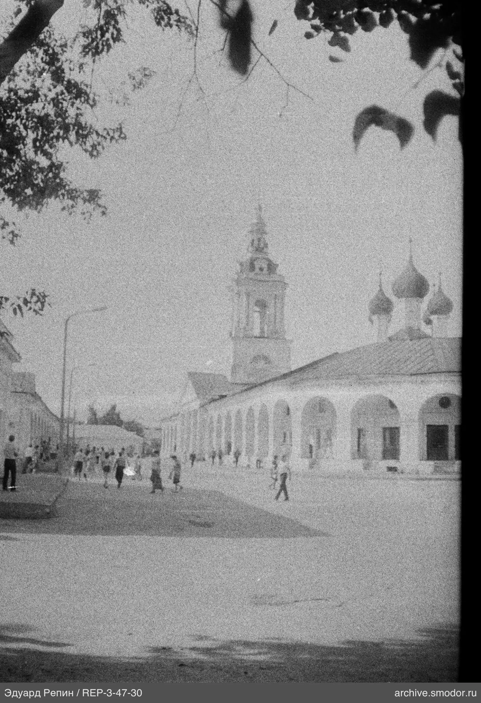 Улица с пешеходами и колокольней