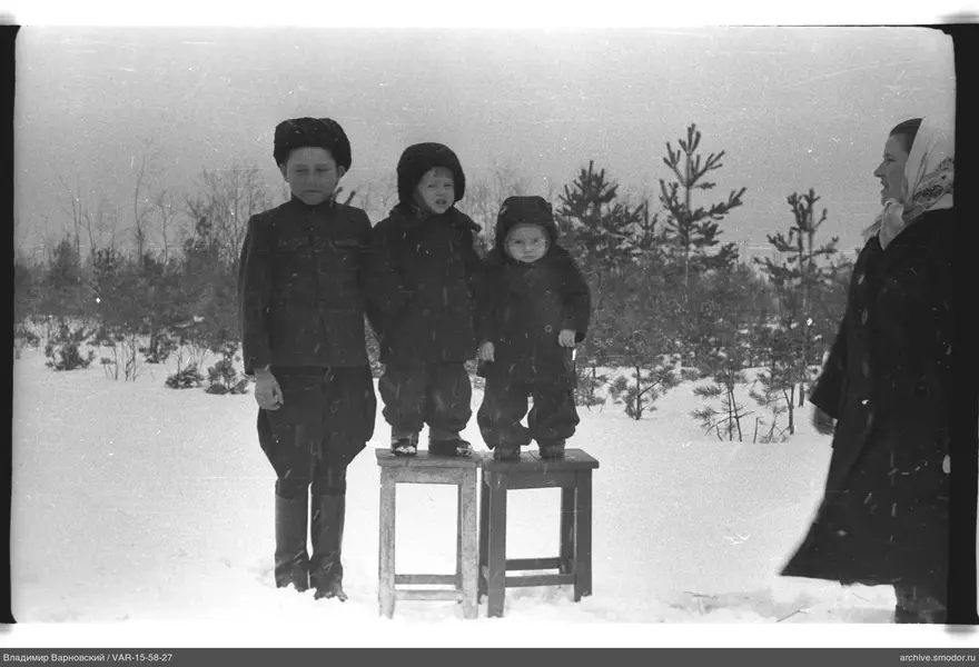 Kinder und Frau im Schnee