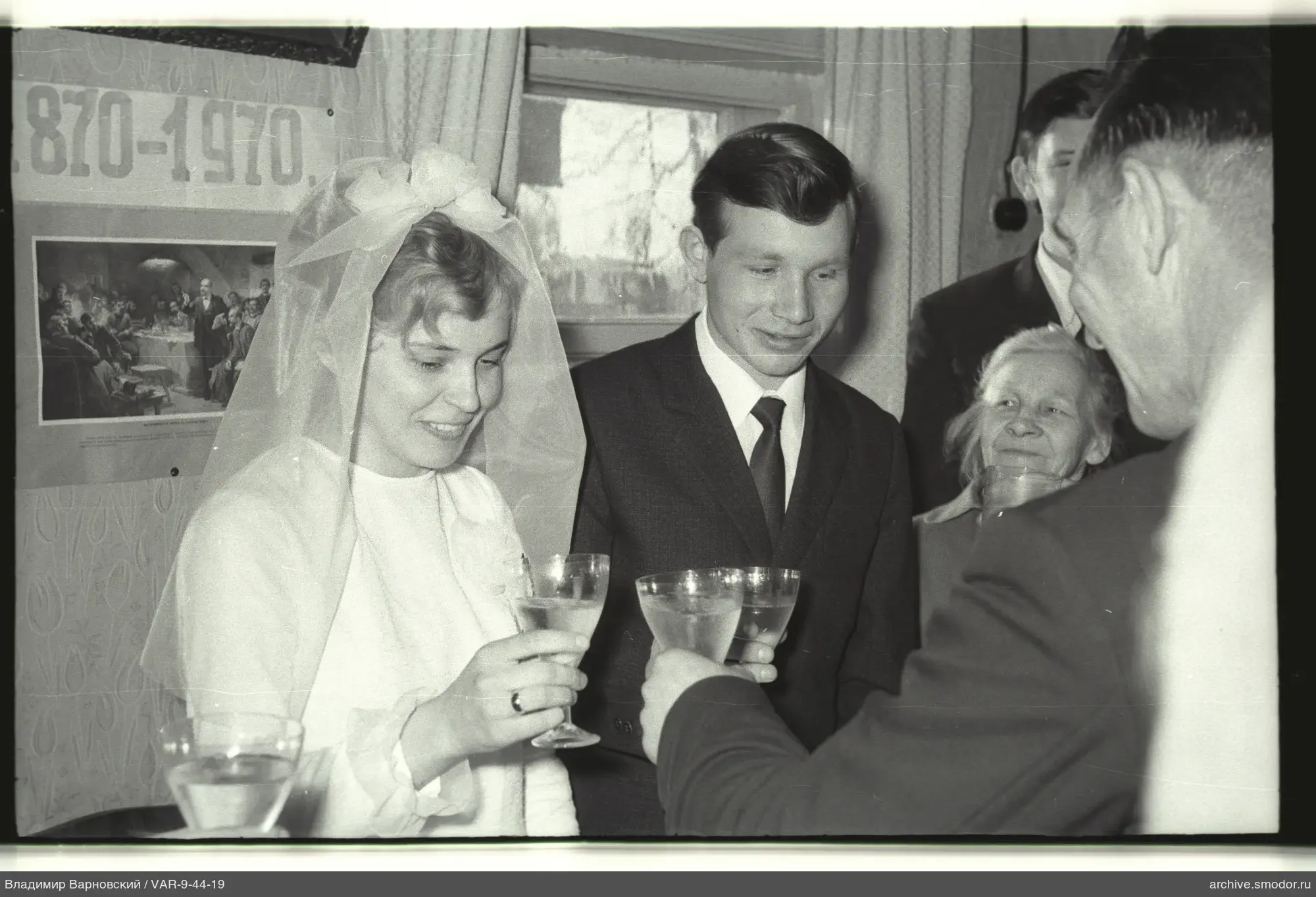 Frau im weißen Kleid mit Glas