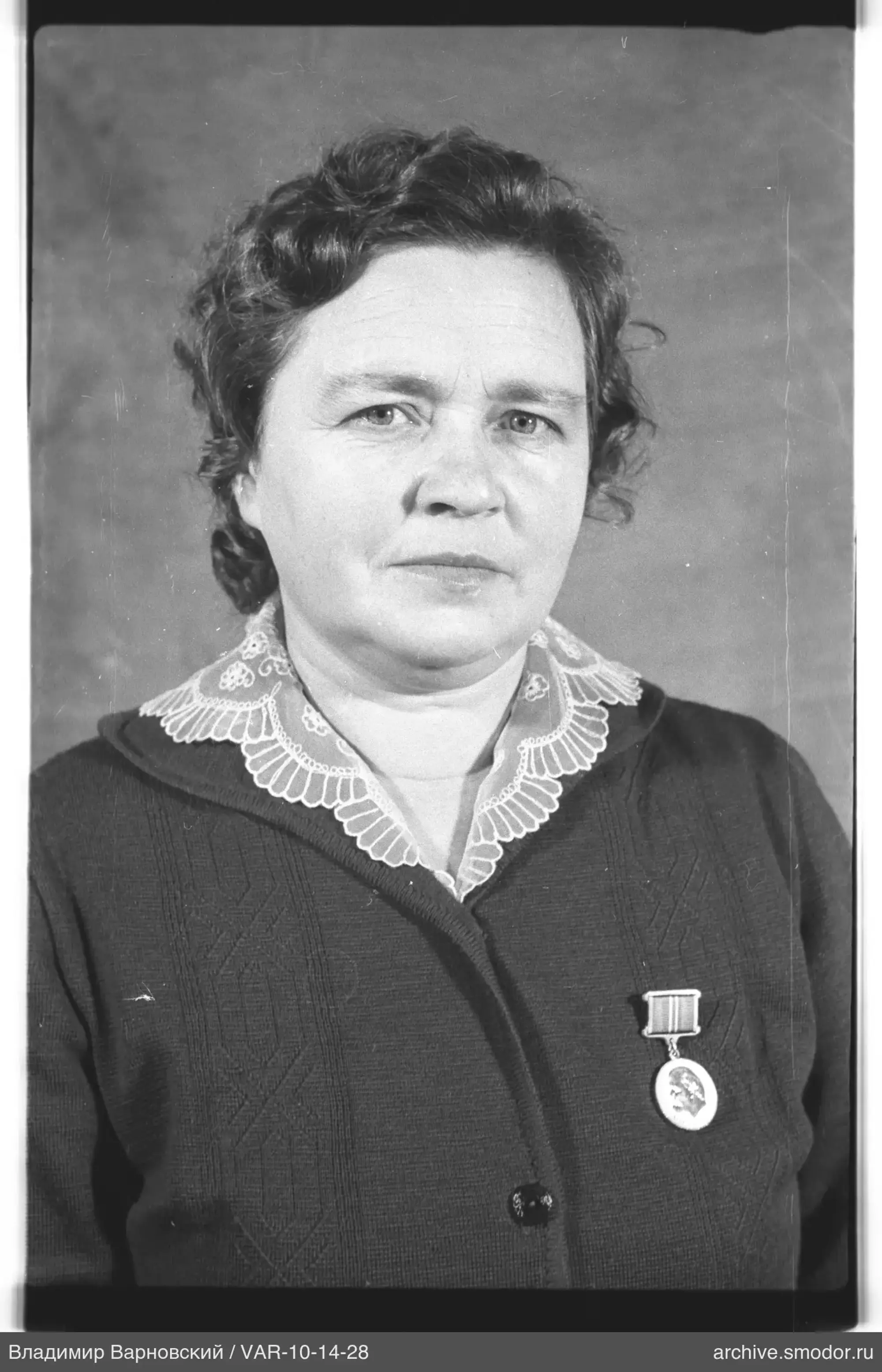 Porträt einer Frau mit Medaille
