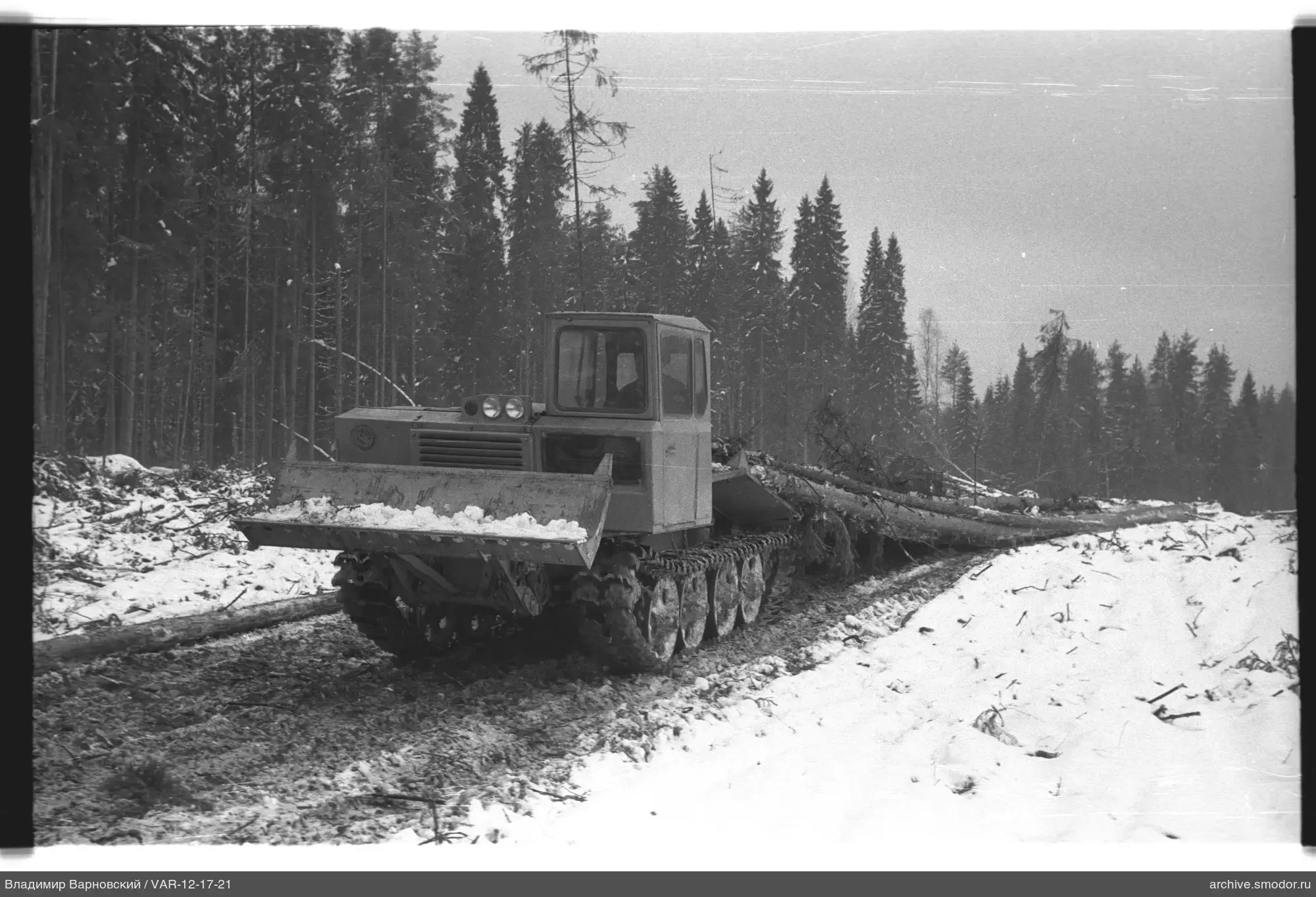 Kettentraktor auf Waldstraße