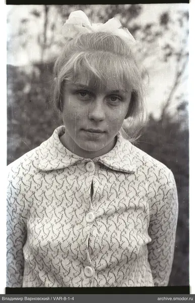 Porträt einer Frau in heller Bluse