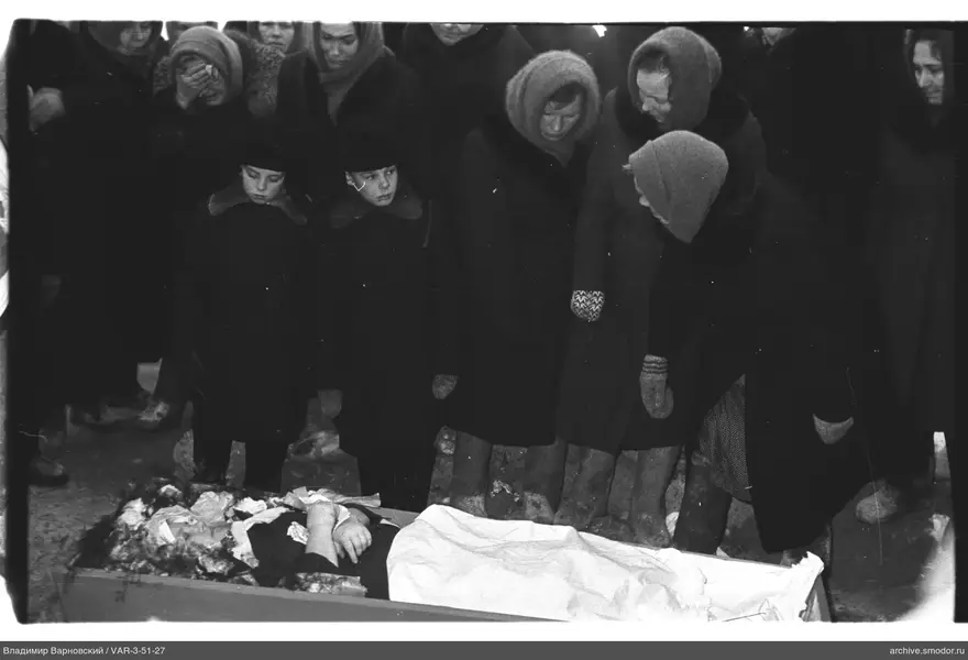 Группа женщин и детей у деревянного гроба