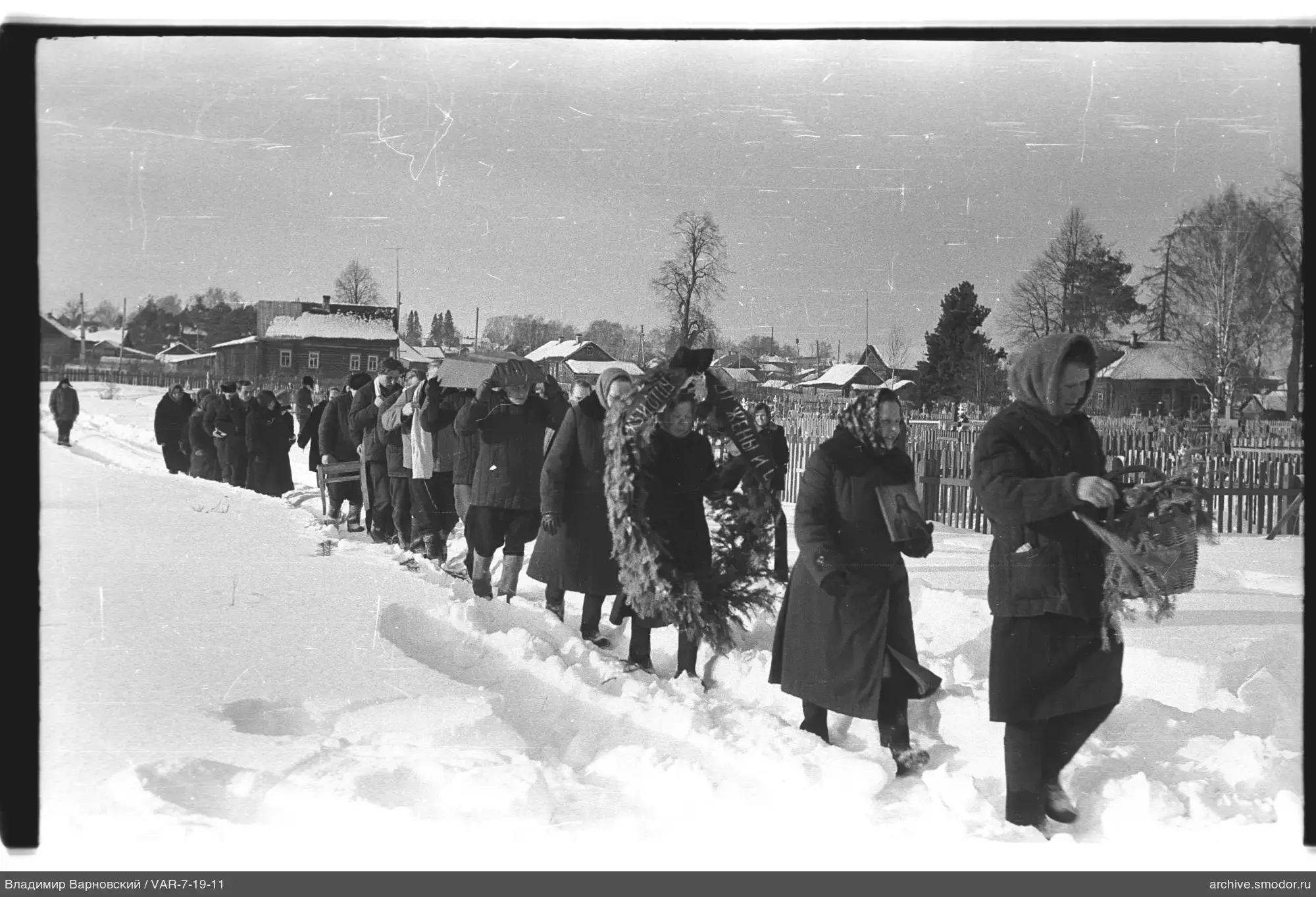 Gruppe von Menschen auf verschneiter Straße