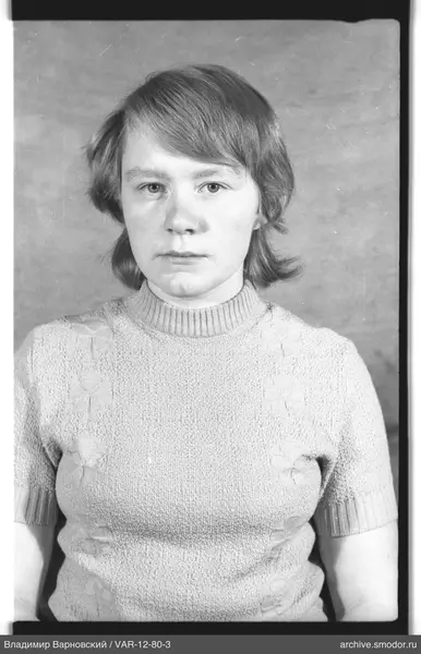 Porträt einer Frau im hellen Pullover