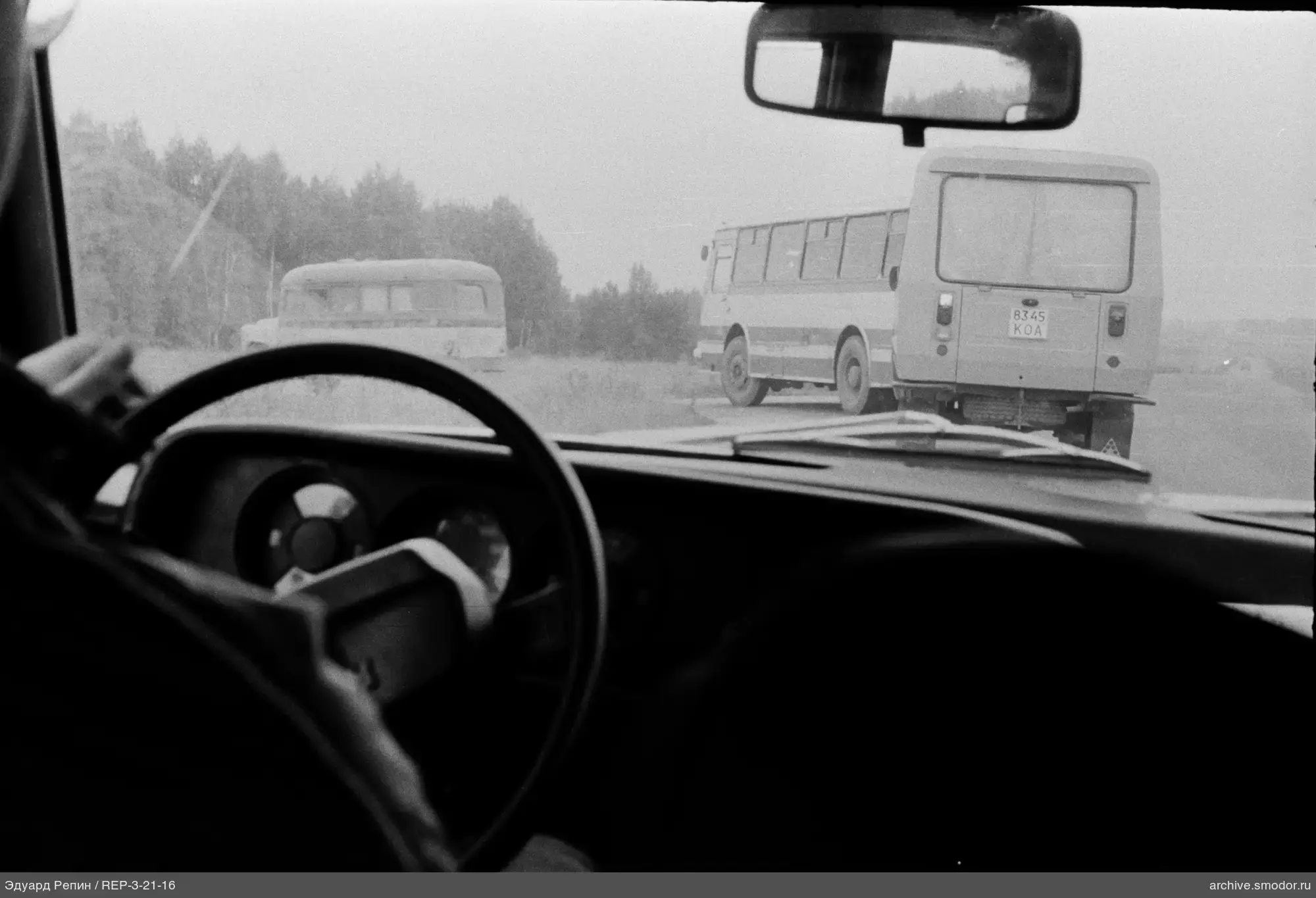 Внутри автомобиля с видом на дорогу и автобусы