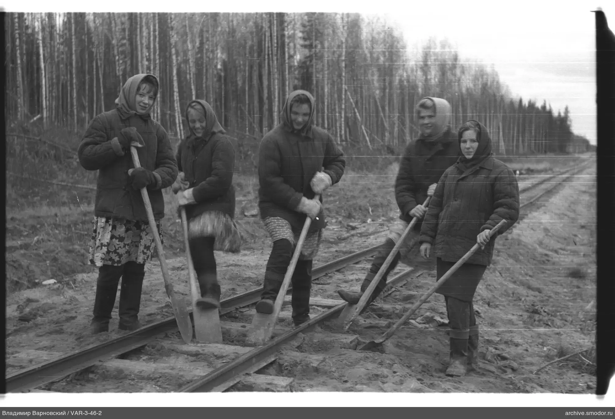 Группа женщин с лопатами на железной дороге