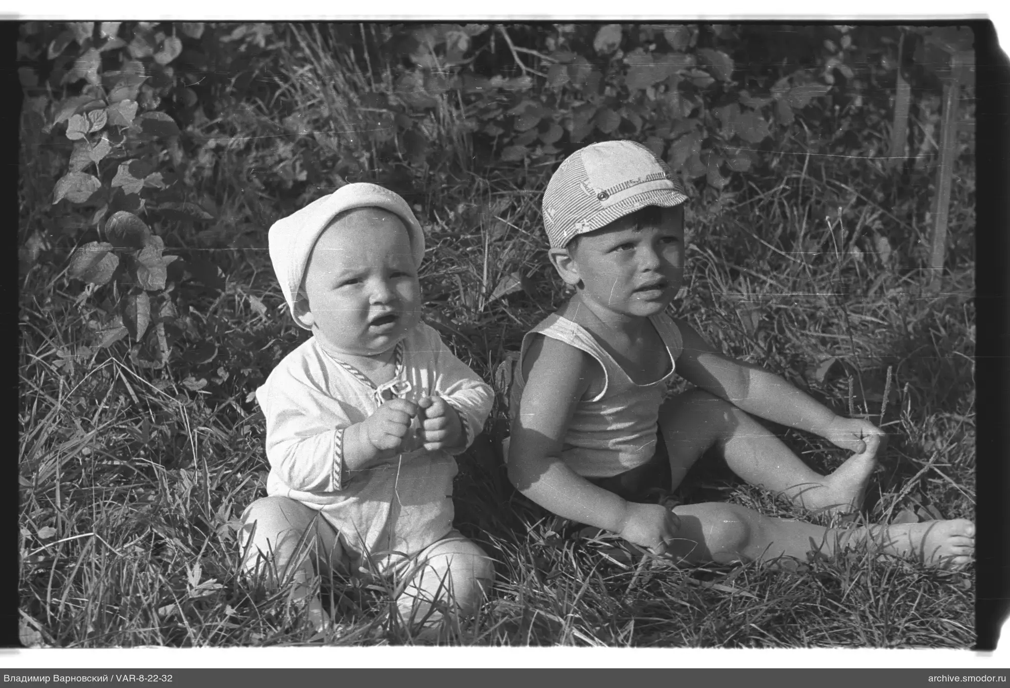 Zwei Kinder auf dem Gras