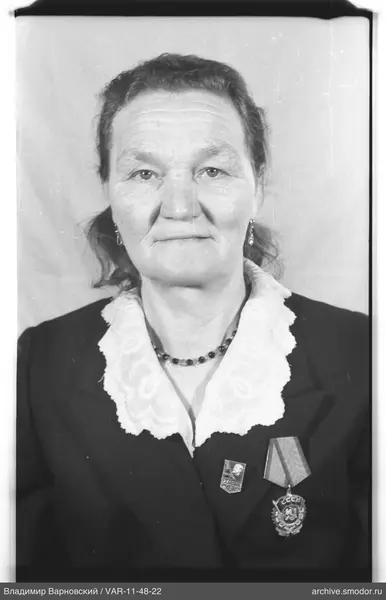 Porträt einer Frau mit Auszeichnungen