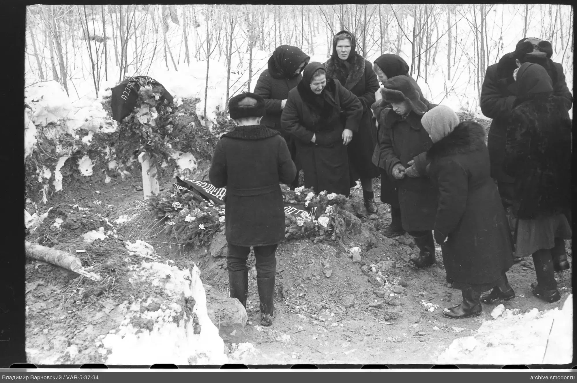 Группа у свежей могилы