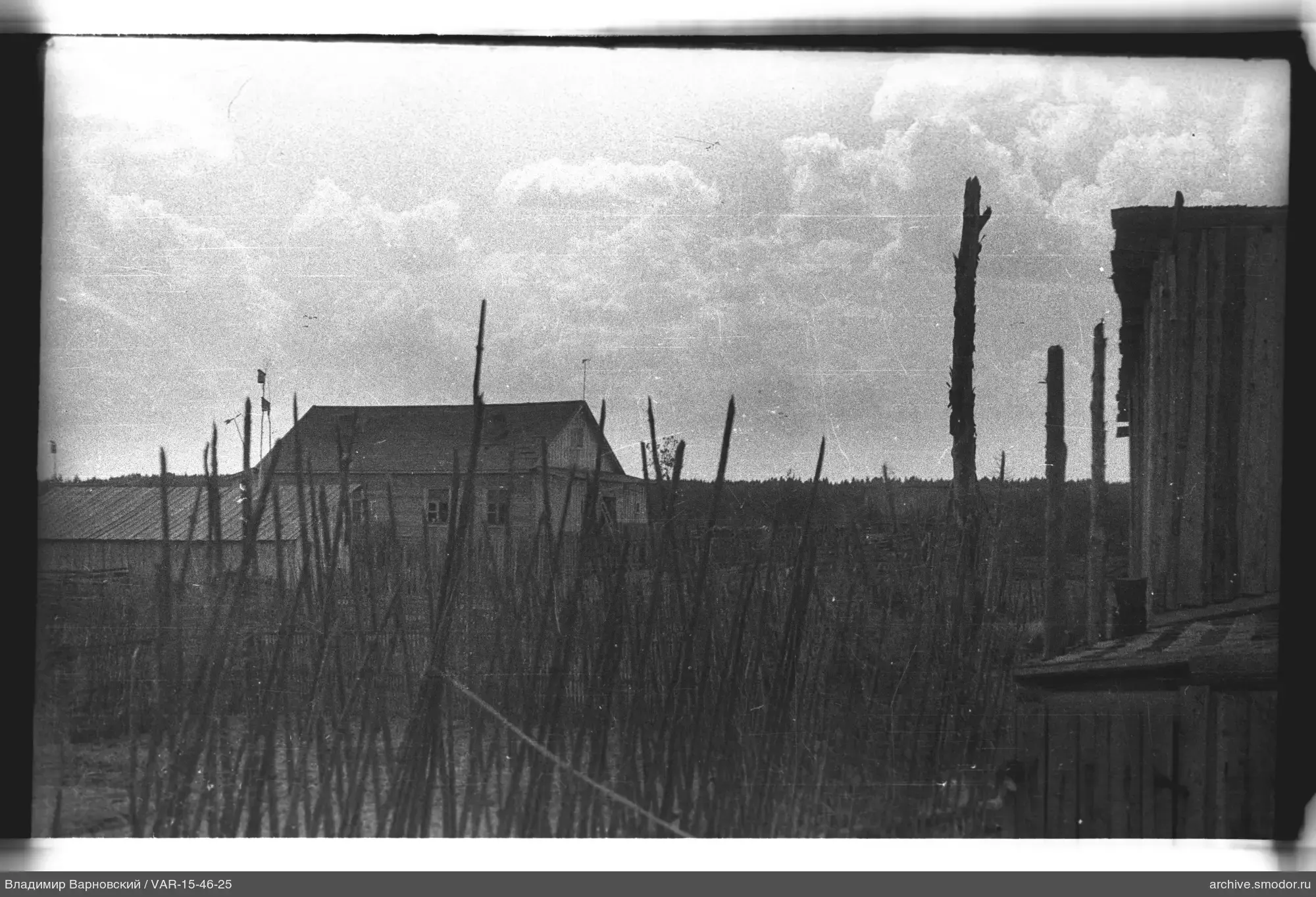 Ansicht eines Holzhauses und Zauns