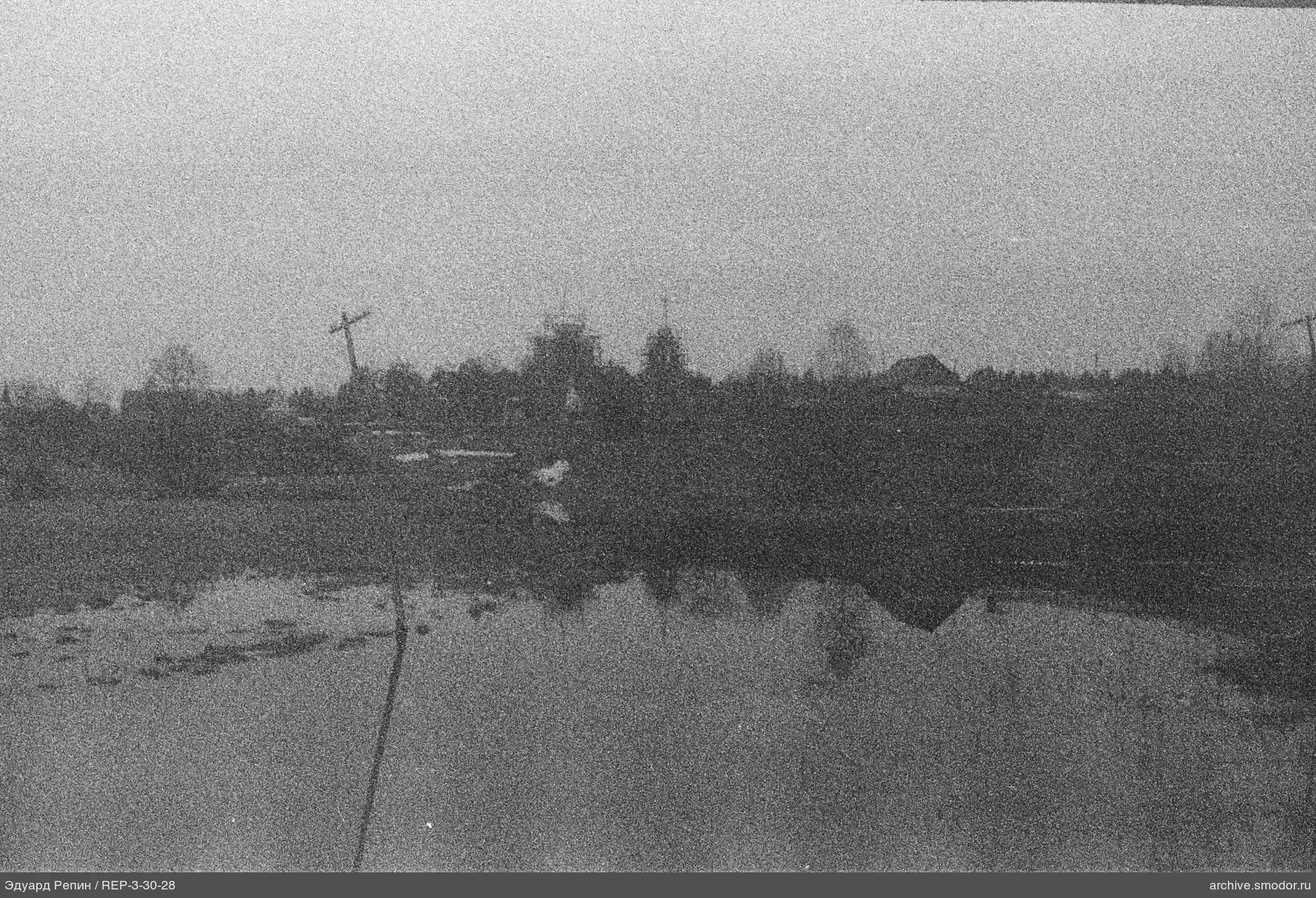Водная поверхность с отражением берега