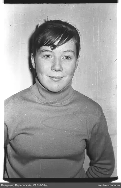 Porträt einer Frau in hellem Pullover