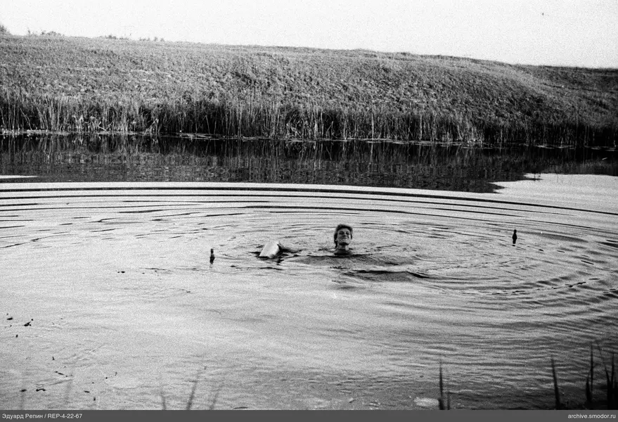 Человек в воде с круговыми волнами