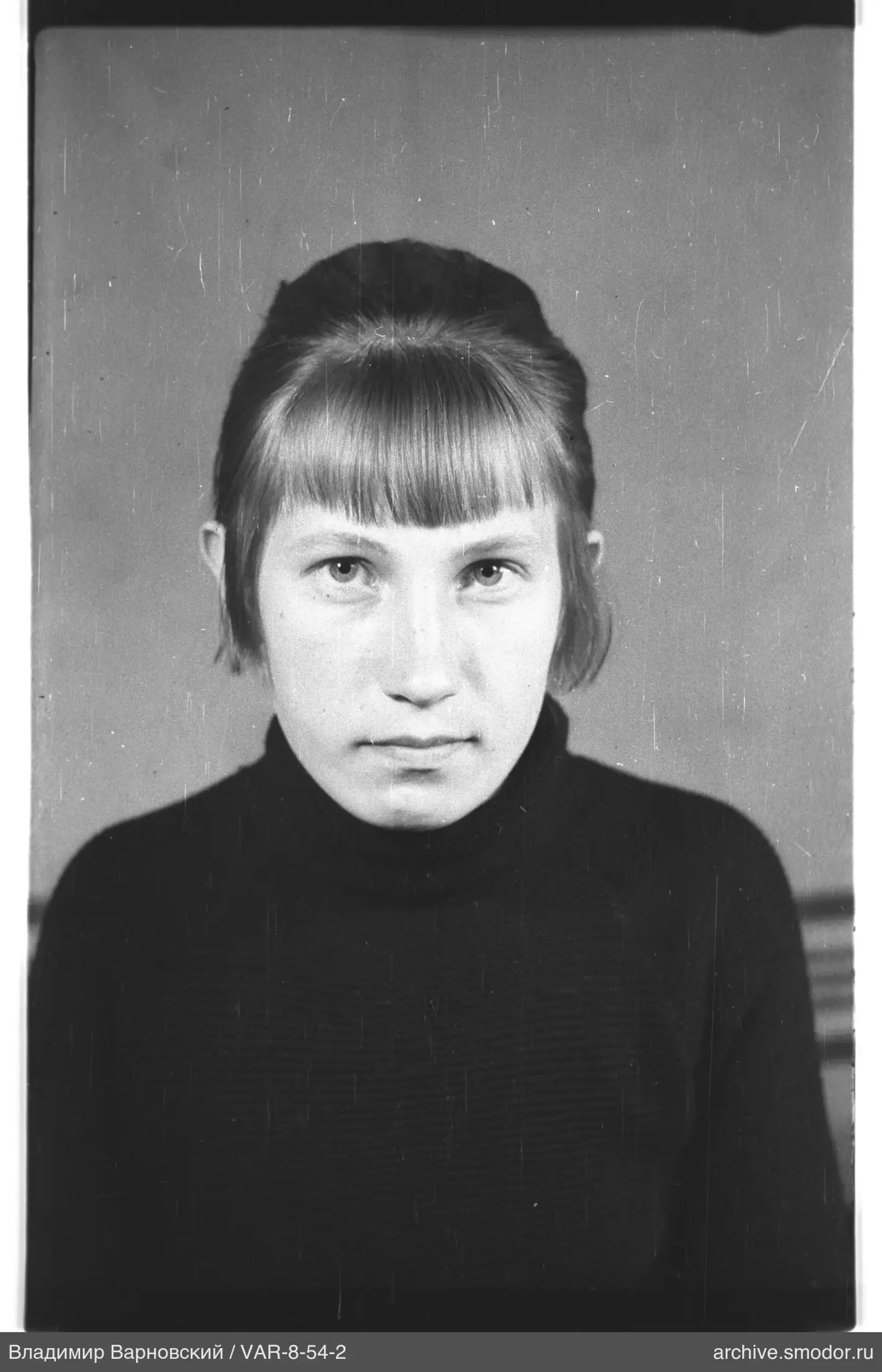 Портрет женщины в тёмном свитере