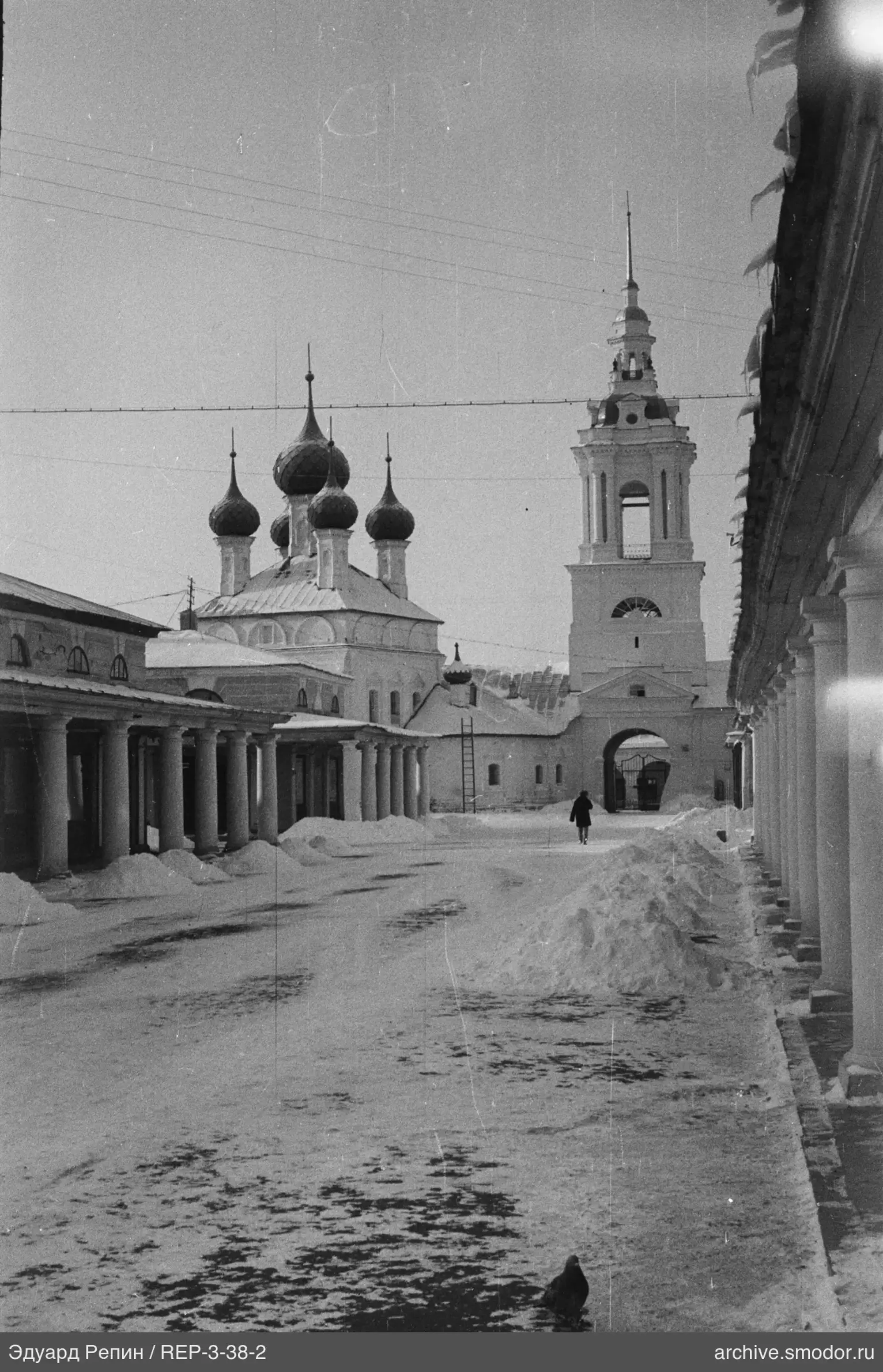 Улица с церковью и колокольней