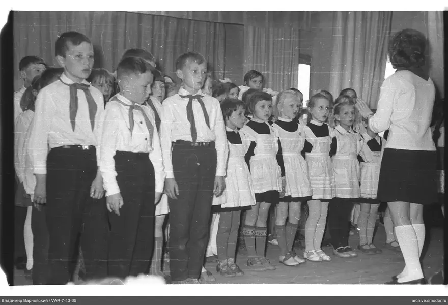 Gruppenporträt von Kindern und Frau