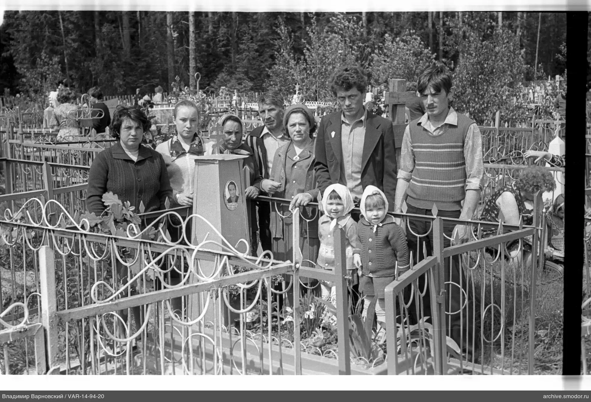 Группа у могилы с памятником и фотографией
