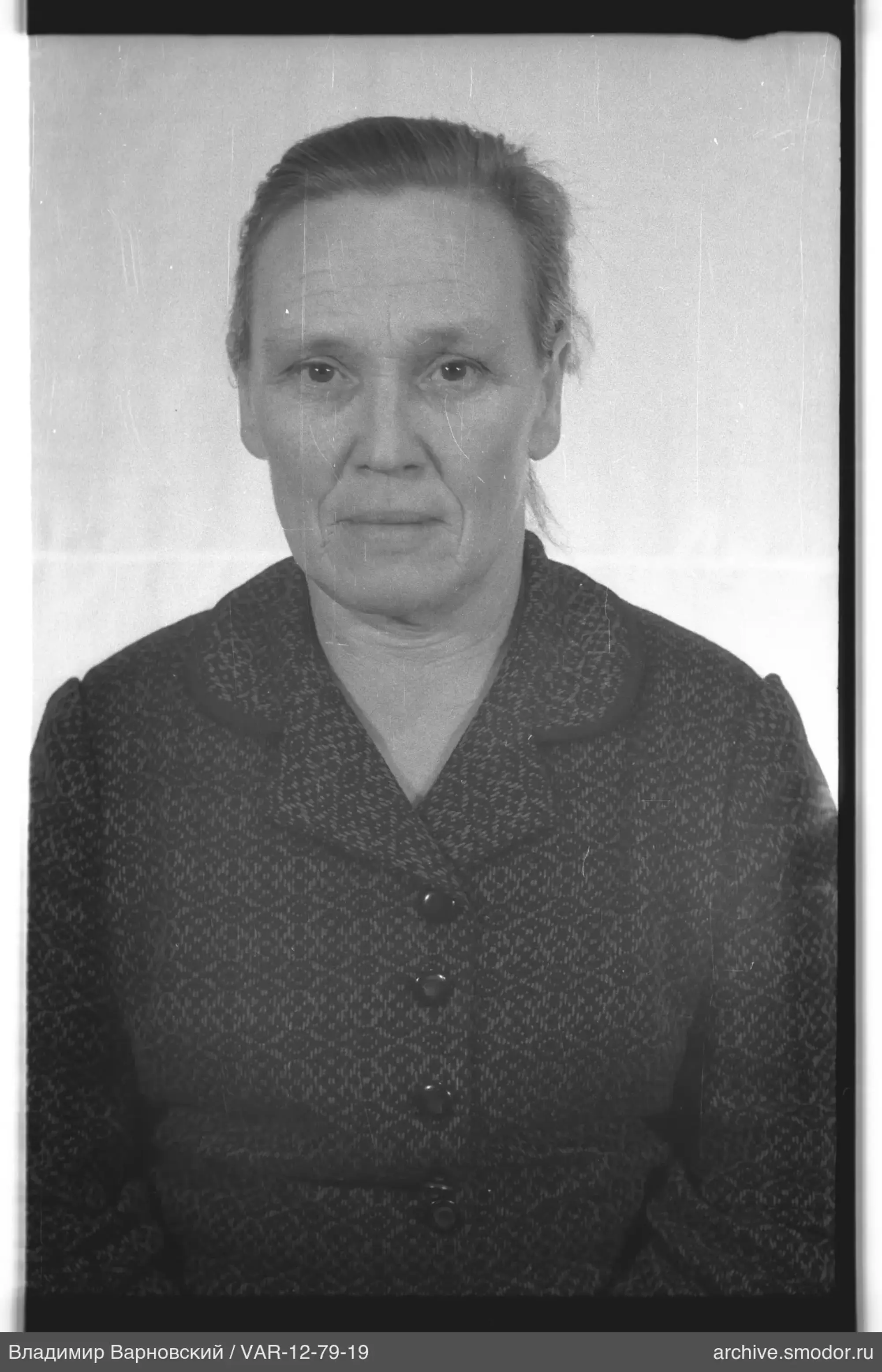 Porträt einer Frau im dunklen Mantel