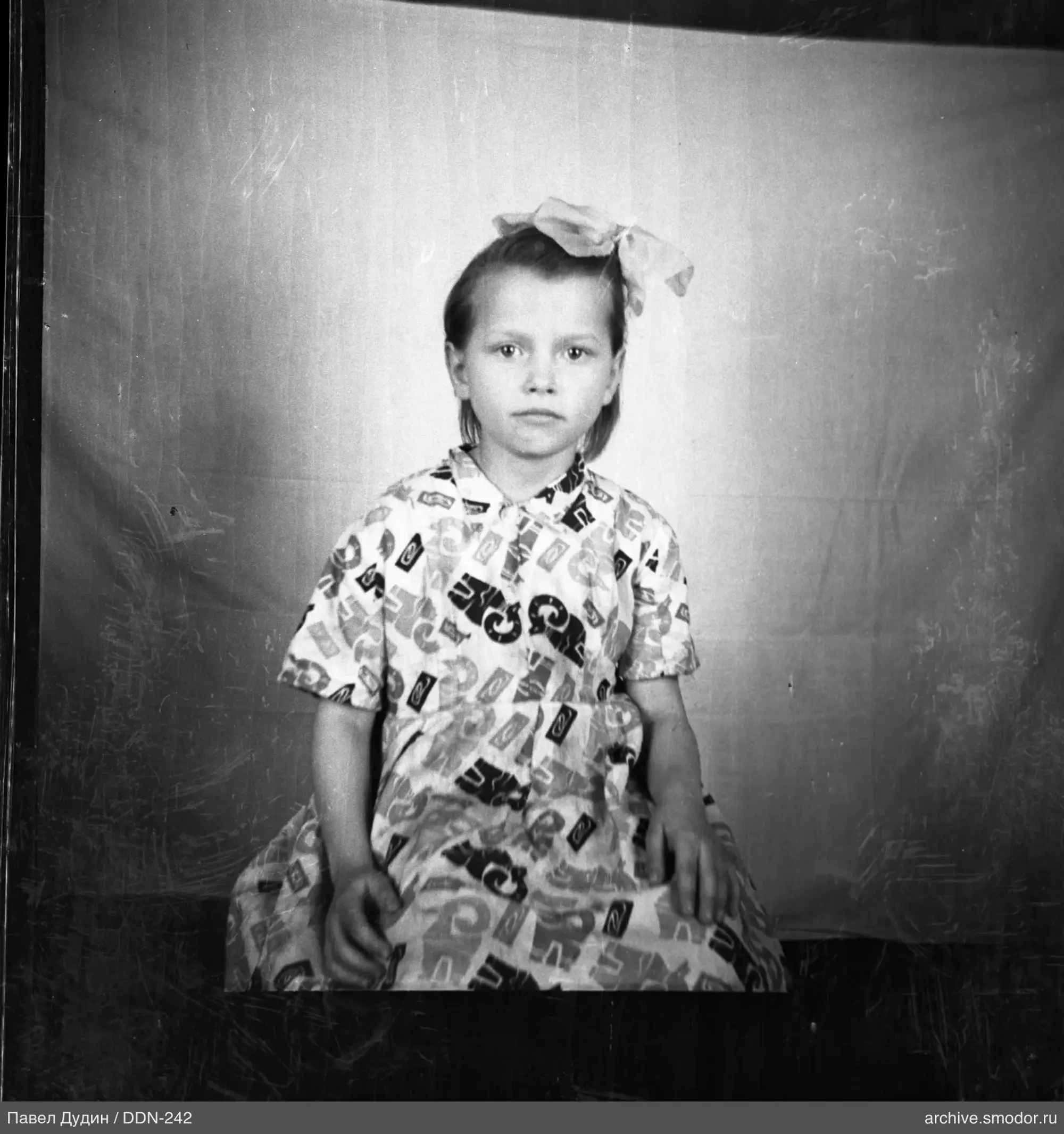 Девочка в платье с бантом