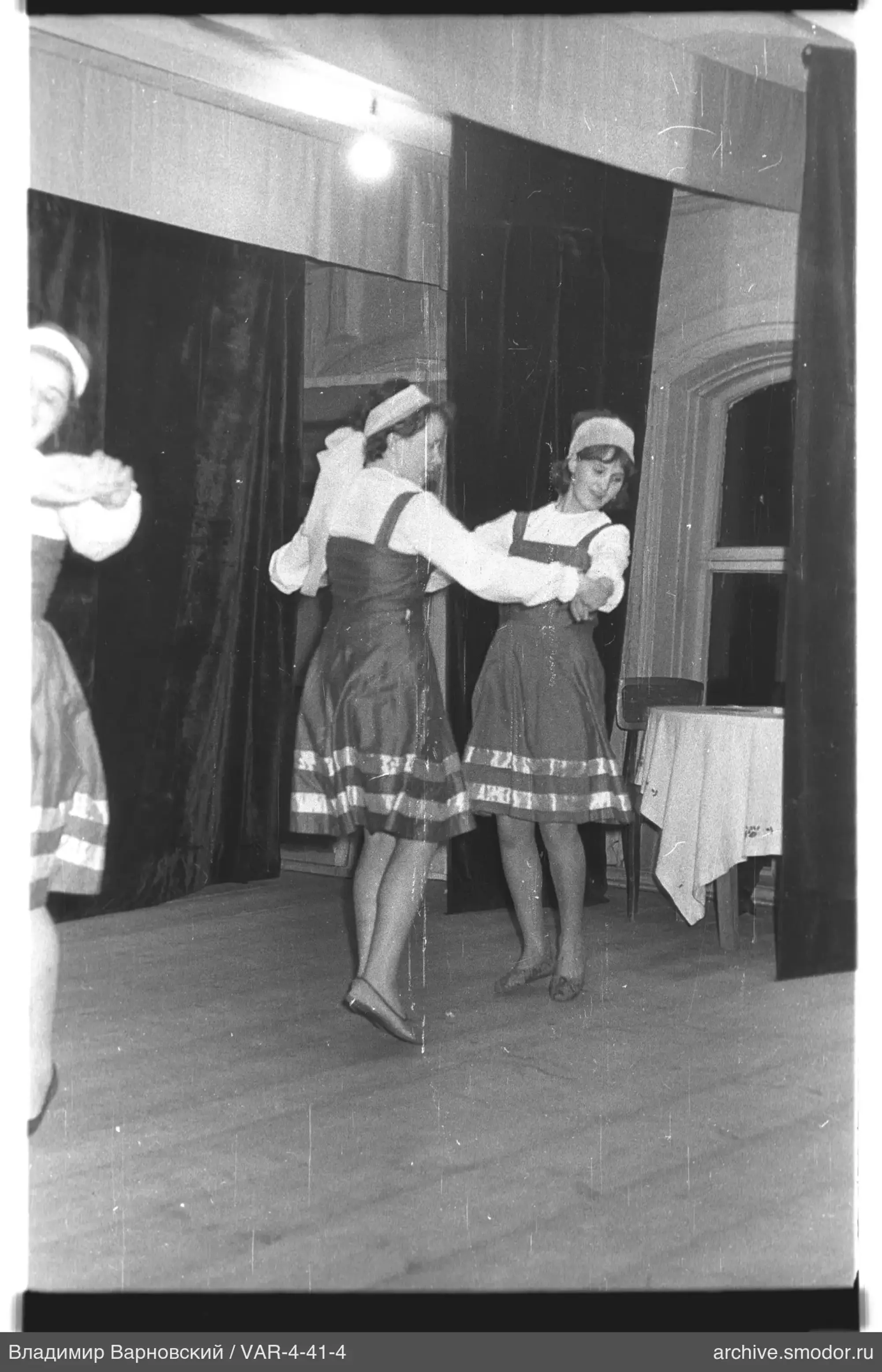 Zwei Mädchen tanzen in gleichen Kleidern