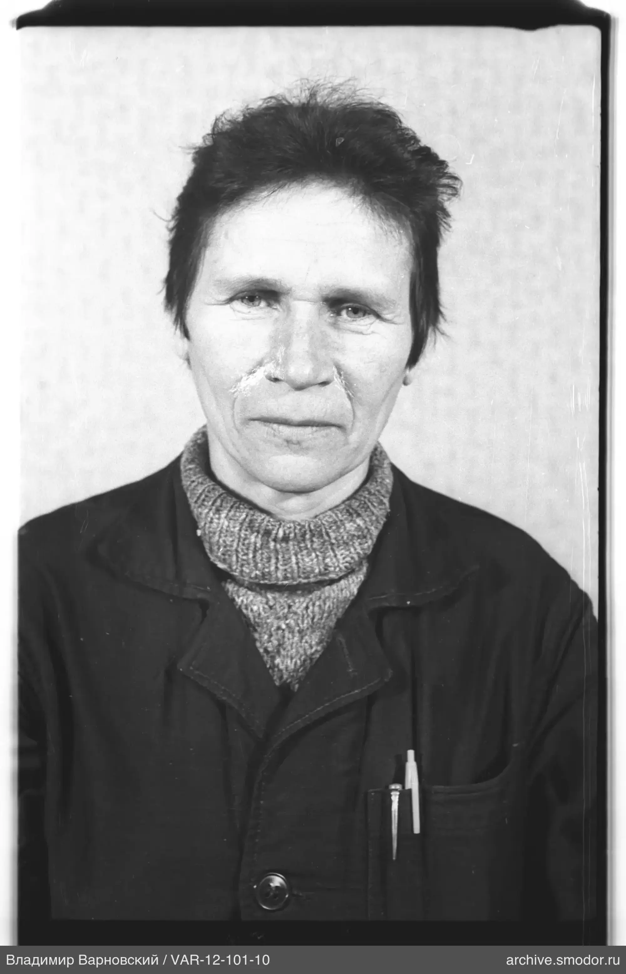 Портрет мужчины в тёмной куртке