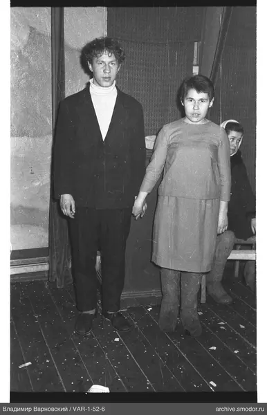 Mann und Frau halten Händchen