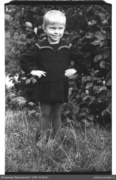 Kinderporträt im Gras
