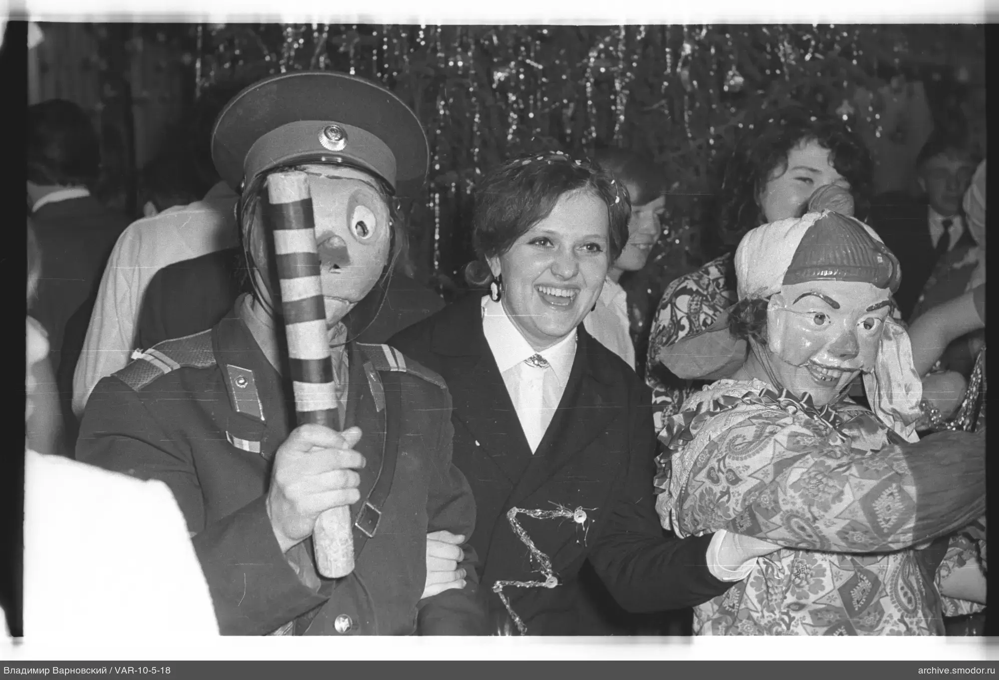 Gruppe mit Masken und Kostümen