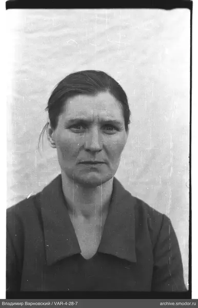 Porträt einer Frau in dunklem Mantel