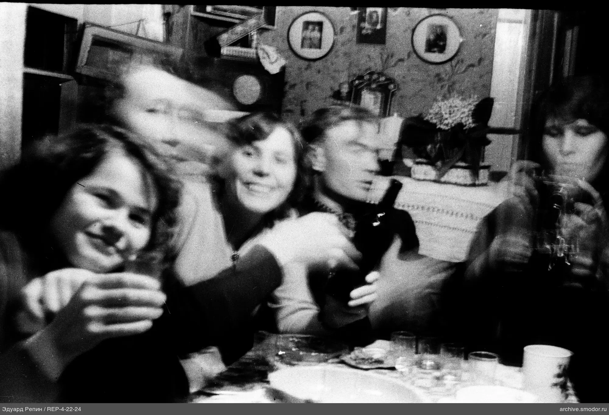Gruppe am Tisch mit Geschirr und Gläsern