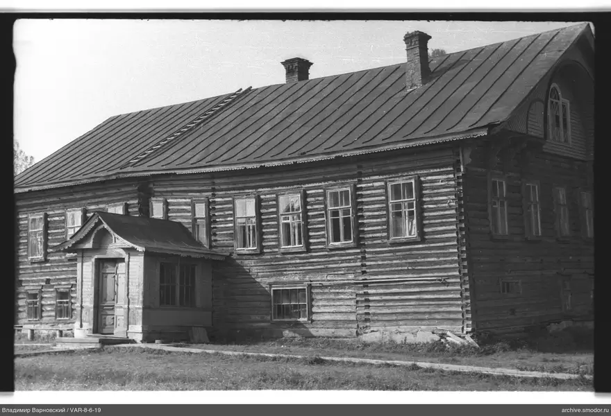 Zweistöckiges Holzgebäude mit Veranda